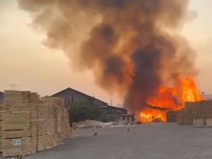 Pabrik Kayu di Gresik Terbakar, 4 Mobil PMK Diterjunkan