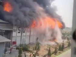 Seorang Karyawan Tewas Akibat Kebakaran Pabrik Tisu di Mojokerto