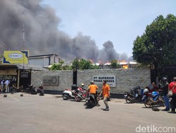 Kesaksian Karyawan Saat Api Lalap Pabrik Tisu PT Sun Paper Source Mojokerto