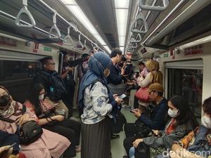 Tarif Tak Semurah Transportasi Lain, LRT Tetap Dipadati Penumpang Pagi Ini