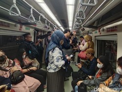 Tarif Tak Semurah Transportasi Lain, LRT Tetap Dipadati Penumpang Pagi Ini