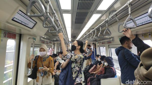 Padatnya LRT Jabodebek pagi ini (Tina Susilawati/detikcom)