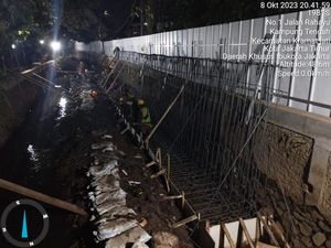 Tanggul Masih 51%, Kali di Kramat Jati Sudah Sempat Meluap Tanggul Masih 51%, Kali di Kramat Jati Sudah Sempat Meluap