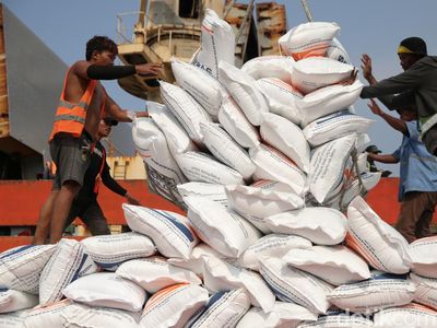 Penampakan 24.000 Ton Beras Impor Vietnam Tiba di Priok