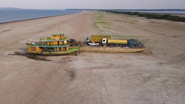 Penampakan Kapal Tongkang Terjebak di Sungai Amazon yang Mengering