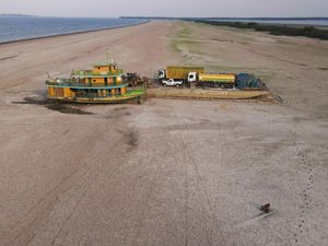 Penampakan Kapal Tongkang Terjebak di Sungai Amazon yang Mengering