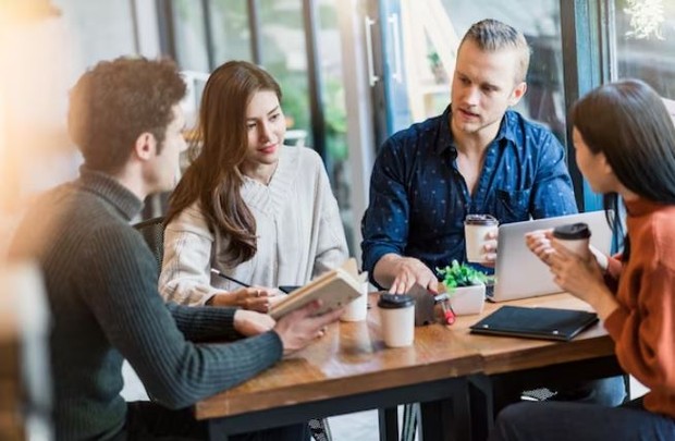 Pendengar aktif/ foto: Freepik/ Lifestylememory Empat orang sedang meeting
