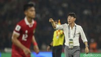 Pelatih Timnas Indonesia Shin Tae Yong memberi arahan dari pinggri lapangan. Dimas Drajad mencetak gol keduanya di laga ini pada menit ke-72.