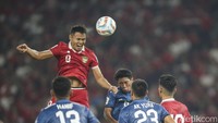Indonesia sudah unggul saat pertandingan memasuki menit ketujuh. Berawal dari sundulan Hokky Caraka yang mengenai tiang, bola muntah langsung disambar oleh Dimas Drajad yang ada di depan gawang.  