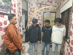 3 Gangster Surabaya Sedang Cari Musuh Ditangkap, Celurit Besar Diamankan