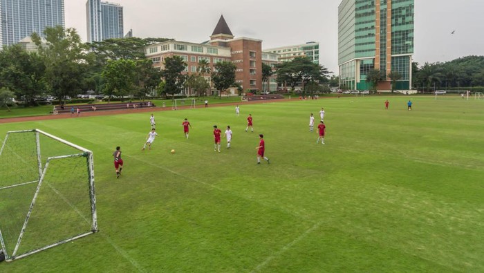 Rumput Stadion Universitas Pelita Harapan.