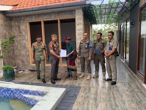 Satpol PP Layangkan Peringatan Terakhir sebelum Bongkar Vila WNA di Pebuahan Satpol PP Layangkan Peringatan Terakhir sebelum Bongkar Vila WNA di Pebuahan
