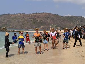 Jelang MotoGP Mandalika, Vinales cs Tanam Terumbu Karang di Pantai Kuta