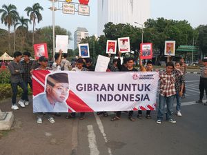 Komunitas Semanggi Bentangkan Spanduk di Patung Kuda Dukung Gibran Cawapres