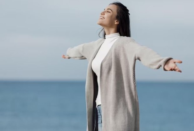 Perempuan sedang merentangkan tangannya