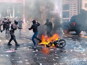 Kericuhan dan Mobil Meledak Warnai Simulasi Pengamanan Pemilu di Cimahi