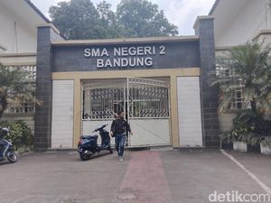Dua Siswa Jatuh dari Gedung SMAN 2 Bandung Dua Siswa Jatuh dari Gedung SMAN 2 Bandung