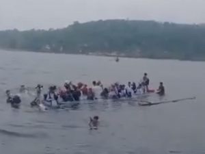 Perahu Ditumpangi Puluhan Pelajar Karam di Selat Mentawai Perahu Ditumpangi Puluhan Pelajar Karam di Selat Mentawai