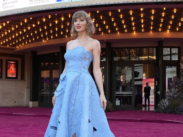 7 Gaya Taylor Swift bak Cinderella, Bergaun Biru di Pemutaran Film Eras Tour