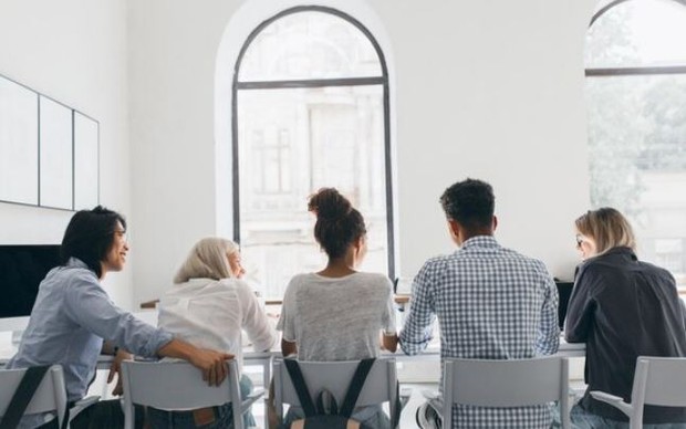 Terus berusaha menjaga suasana/ foto: Freepik/ lookstudio Beberapa orang duduk berjajar