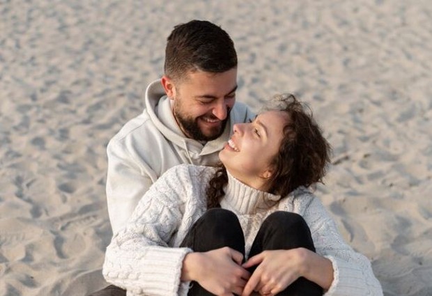 Pasangan sedang duduk sambil saling menatap