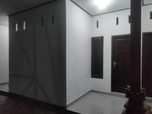 Terlihat Perempuan Berhelm-Berjaket, Sebelum Pria Ditemukan Tewas di Hotel