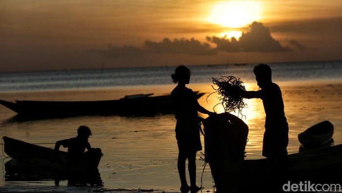 Ada hal yang menarik dari masyarakat di Kepulauan Tanimbar, Maluku. Namanya ‘Tnyafar’? Tradisi unik ini dilakukan oleh warga Desa Adaut sejak zaman nenek moyang dan menjadi salah satu cara bertahan hidup khas masyarakat setempat.