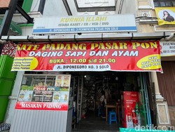 Dulu Berjaya, Toko Kaset Kurnia Ilahi Solo Kini Juga Jual Sate Padang