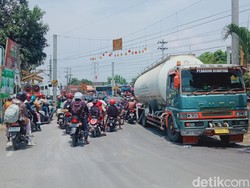 Truk Tangki Patah As Dekat Palang KA Krapyak Klaten, Lalin Macet