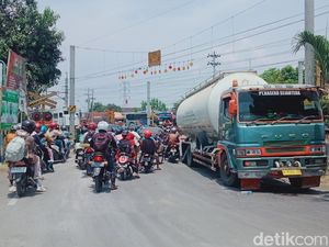 Truk Tangki Patah As Dekat Palang KA Krapyak Klaten, Lalin Macet Truk Tangki Patah As Dekat Palang KA Krapyak Klaten, Lalin Macet