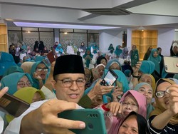 Hadiri Acara di Masjid Tebet, Anies-Cak Imin Jadi Rebutan Selfie Emak-emak