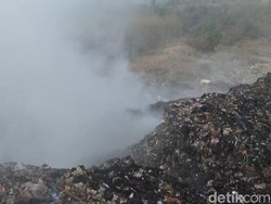 Jabar Hari Ini: Asap Tebal dari Kebakaran TPA Cikolotok