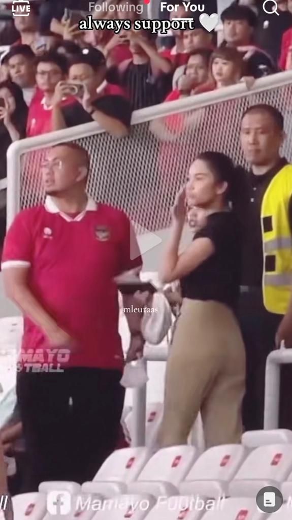 Azizah Salsha saat menonton pertandingan Pratama Arhan