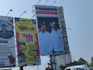 Baliho Prabowo dan Jokowi Kembali Mejeng di Flyover Manahan Solo Baliho Prabowo dan Jokowi Kembali Mejeng di Flyover Manahan Solo