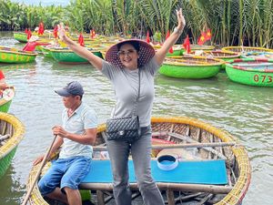 7 Foto Bella Saphira Liburan ke Vietnam, Istri Jenderal Tampil Sederhana