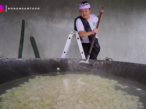 Gokil! Bobon Santoso Pakai 50 Kg Kerupuk untuk Masak Seblak Rafael