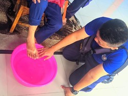 Ibu di Bogor Telepon Damkar gegara Kaki Nempel di Karpet Usai Injak Lem