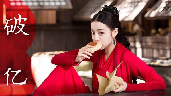 Cantiknya Dilraba Dilmurat Saat Santap Kue Manis Favoritnya