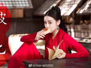 Cantiknya Dilraba Dilmurat Saat Santap Kue Manis Favoritnya Cantiknya Dilraba Dilmurat Saat Santap Kue Manis Favoritnya