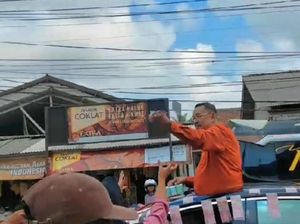 Heboh Pria Bagi-bagi Uang ke Warga dari Atas Mobil di Pandeglang Heboh Pria Bagi-bagi Uang ke Warga dari Atas Mobil di Pandeglang