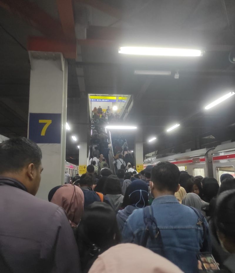 Eskalator Stasiun Bekasi mati. (Dokumentasi warga bernama Susila Dwi Hatmanto)