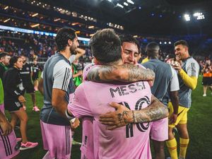 Kisah Istri Pemain Bola Berhenti Kuliah Demi Suami Satu Tim dengan Messi Kisah Istri Pemain Bola Berhenti Kuliah Demi Suami Satu Tim dengan Messi