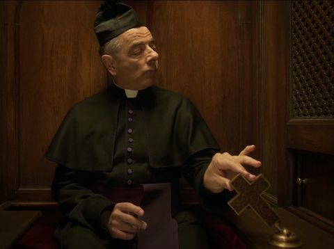 Rowan Atkinson as Father Julius dalam film Wonka (2023). (Warner Bros. via YouTube)