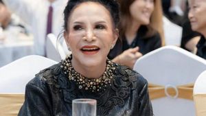 8 Foto Mpok Atiek Usai Lepas Silikon yang Nempel di Wajah Selama 20 Tahun
