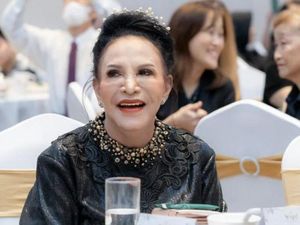 8 Foto Mpok Atiek Usai Lepas Silikon yang Nempel di Wajah Selama 20 Tahun 8 Foto Mpok Atiek Usai Lepas Silikon yang Nempel di Wajah Selama 20 Tahun