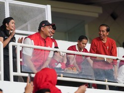 Melihat Keseruan Presiden Jokowi dan Menpora di Indonesia Vs Brunei