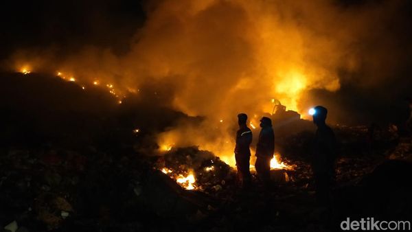 Kobaran Api di TPA Bakung Bandar Lampung