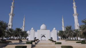 Kemegahan Masjid Agung Sheikh Zayed Abu Dhabi yang Punya 82 Kubah