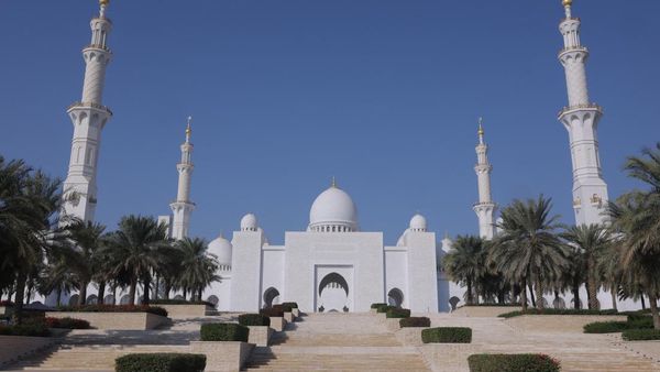 Kemegahan Masjid Agung Sheikh Zayed Abu Dhabi yang Punya 82 Kubah