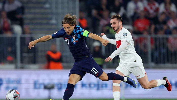 Soccer Football - Euro 2024 Qualifier - Group D - Croatia v Turkey - Opus Arena, Slavonia, Croatia - October 12, 2023 Croatias Luka Modric in action with Turkeys Kerem Akturkogluno REUTERS/Antonio Bronic